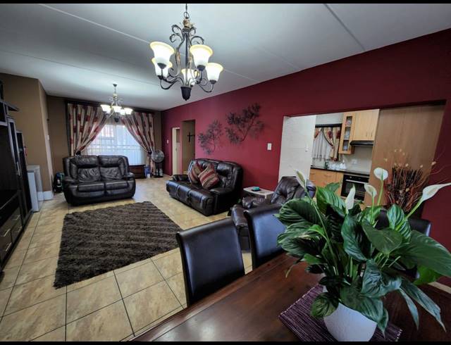 3 BEDROOM TOWNHOUSE FOR SALE IN VANDERBIJLPARK SE 8